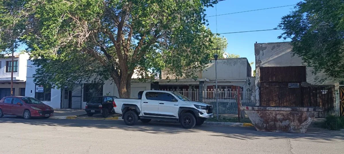 Lote  672 M2 y casa antigua en el centro Cutral Co foto 4