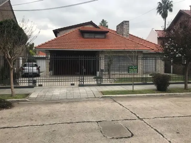 Excelente chalet de 5 ambientes en Barrio Parque