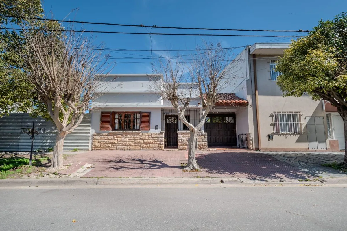 Venta Casa 3 ambientes con cochera y pileta foto 2