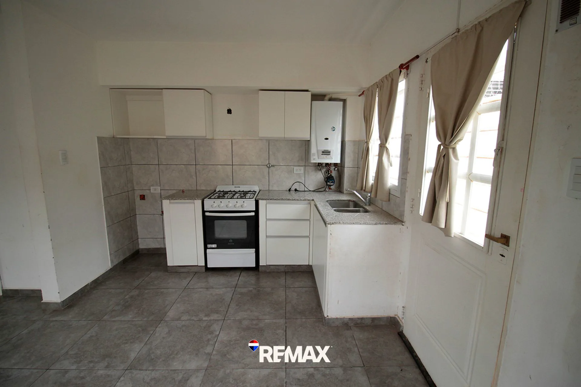 DÚPLEX 3 AMBIENTES EN VENTA /COCHERA/ PATIO foto 3