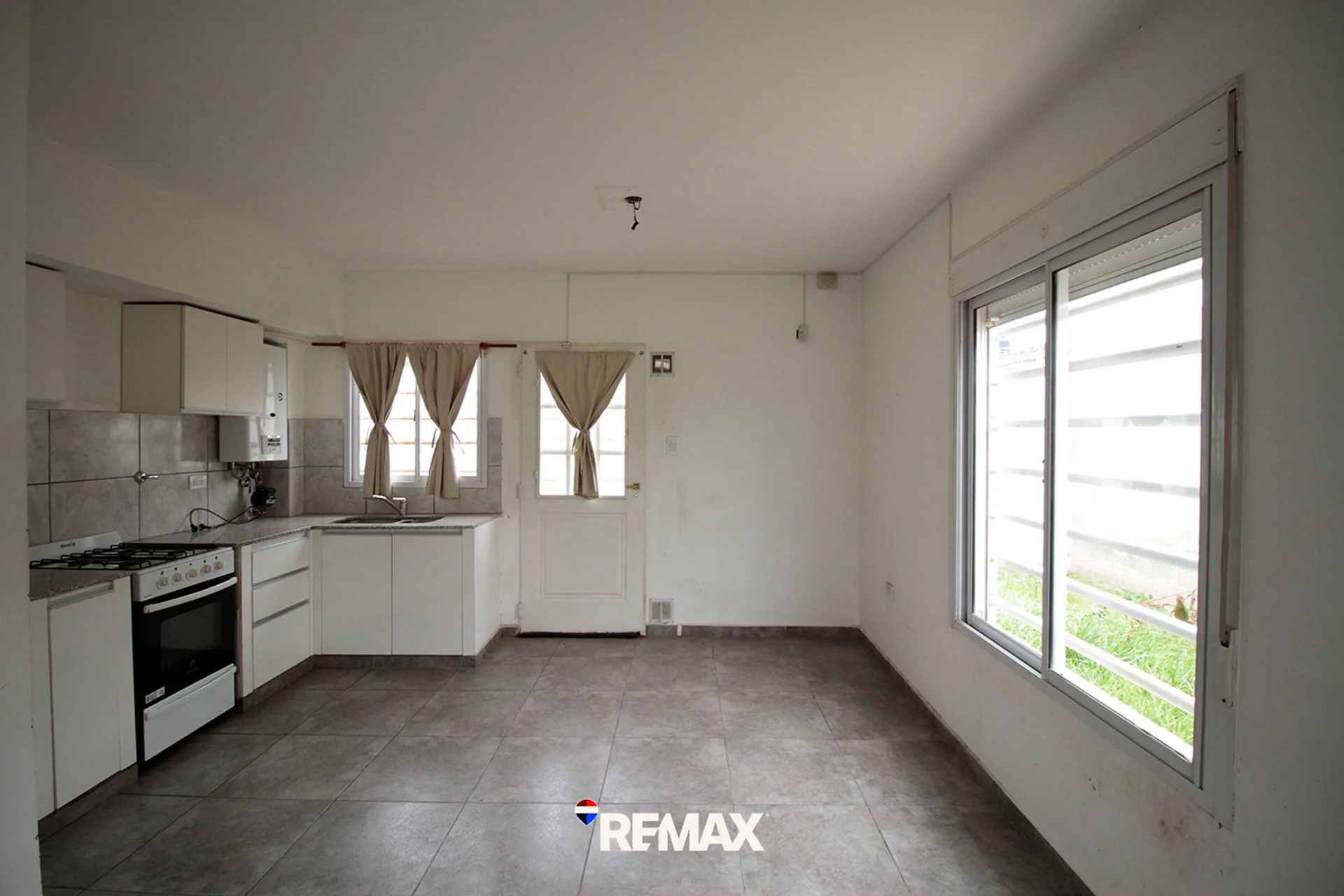 DÚPLEX 3 AMBIENTES EN VENTA /COCHERA/ PATIO foto 4