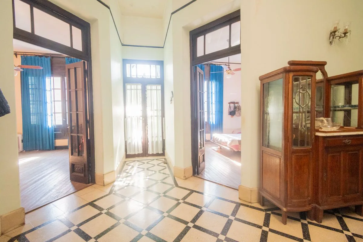 VENTA CASA ANTIGUA CON SALIDA A DOS CALLES foto 3