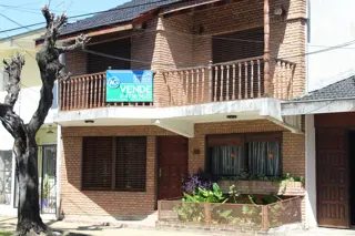 CHALET EN VILLA BOSCH DE 5 AMBIENTES  FONDO LIBRE Y DEPTO. EN FONDO DE 2 AMB. foto 1