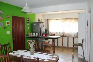 CHALET EN VILLA BOSCH DE 5 AMBIENTES  FONDO LIBRE Y DEPTO. EN FONDO DE 2 AMB. foto 2