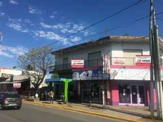 CASA CON LOCALES EN VENTA . JOSE C PAZ foto 1