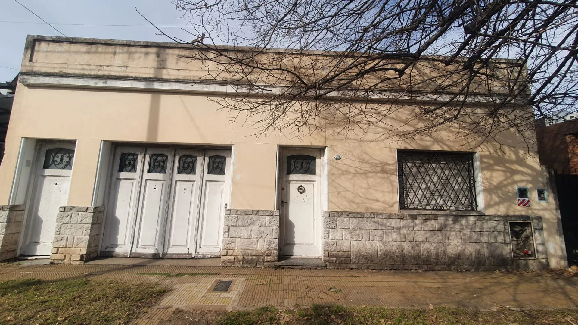 Casa en Venta en Ituzaingó a reciclar / Jardín foto 3