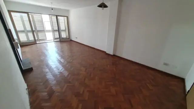 Alquilo Semi piso de 4 dorm. 2 bñs en 4to piso externo con balcon muy luminoso.