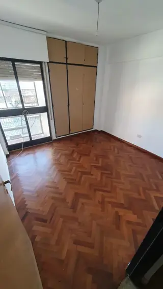 Alquilo Semi piso de 4 dorm. 2 bñs en 4to piso externo con balcon muy luminoso. foto 4