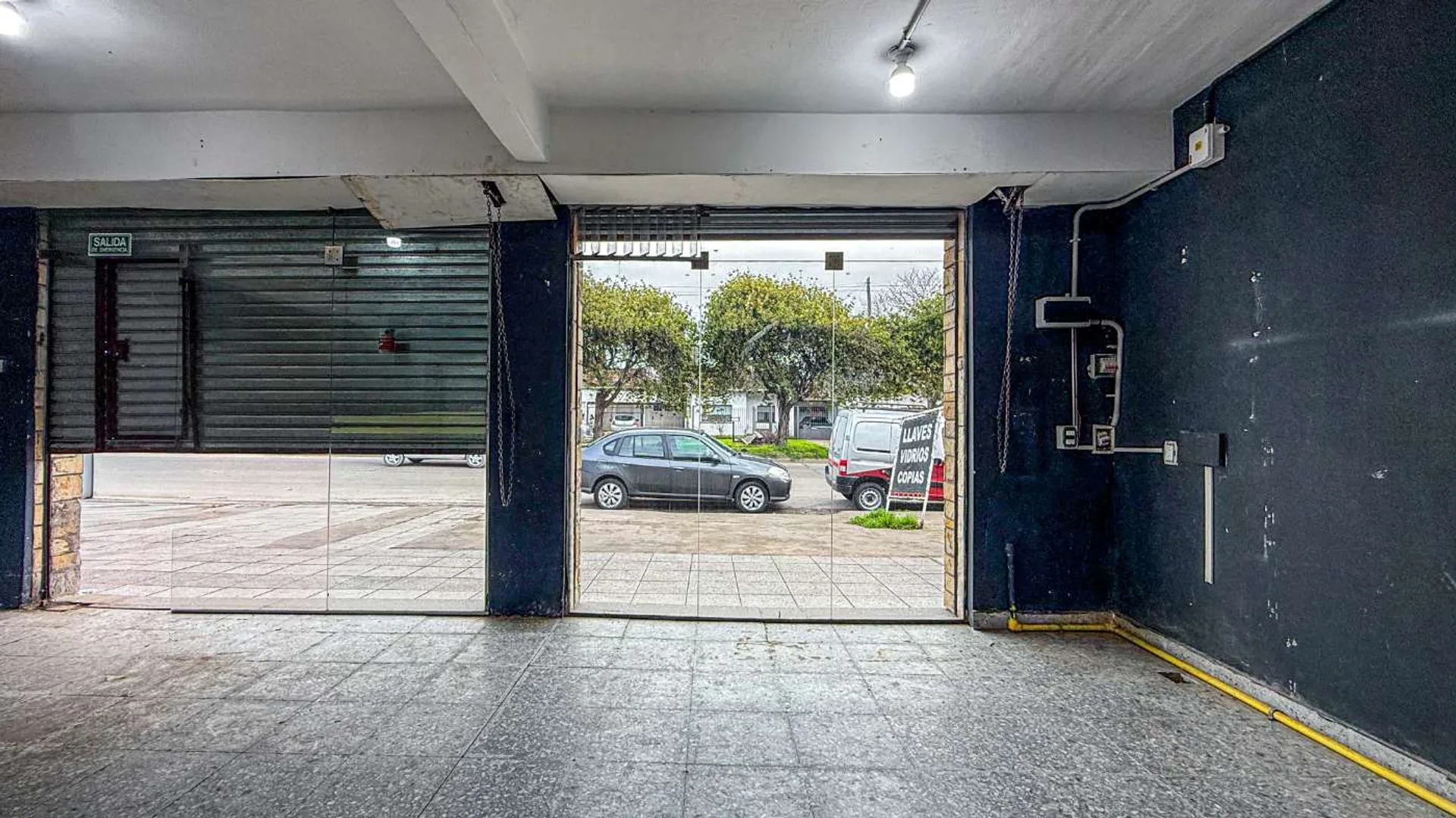 ALQUILO LOCAL COMERCIAL SOBRE AV.  ESTACIONAMIENTO foto 2