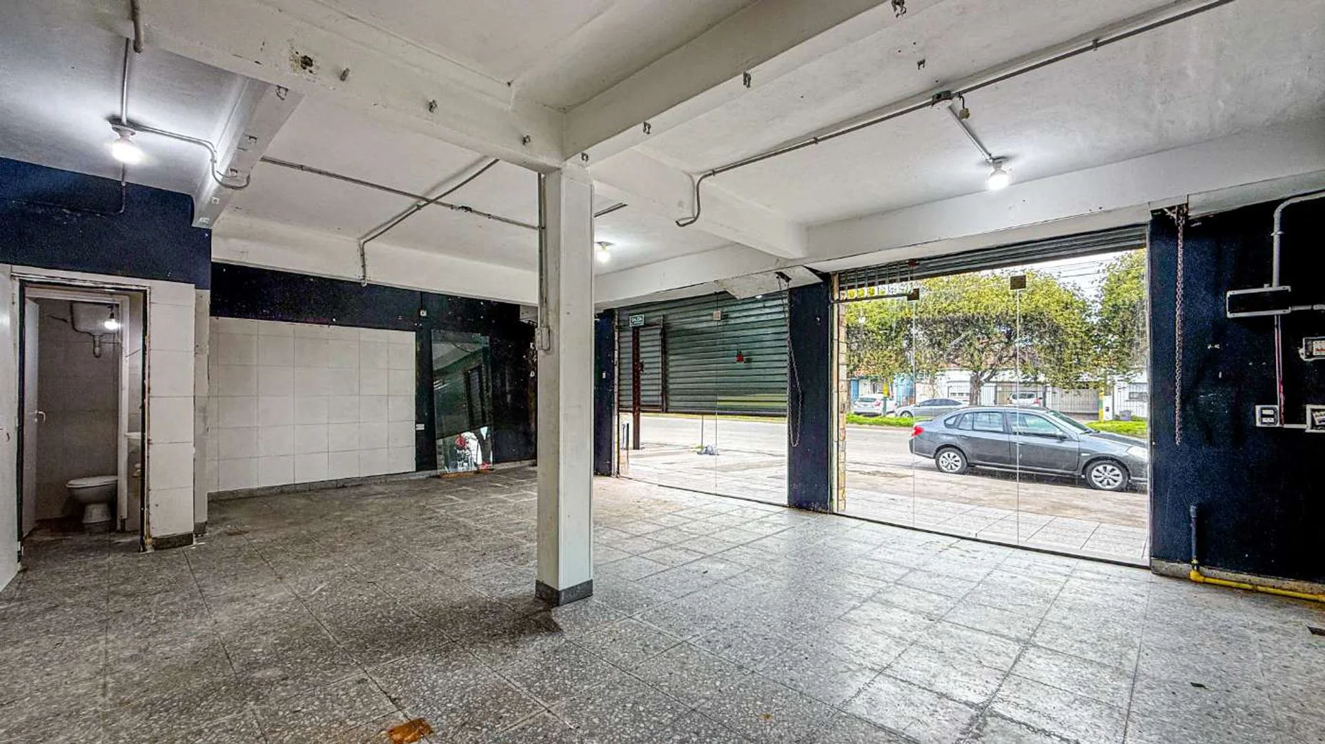 ALQUILO LOCAL COMERCIAL SOBRE AV.  ESTACIONAMIENTO foto 3