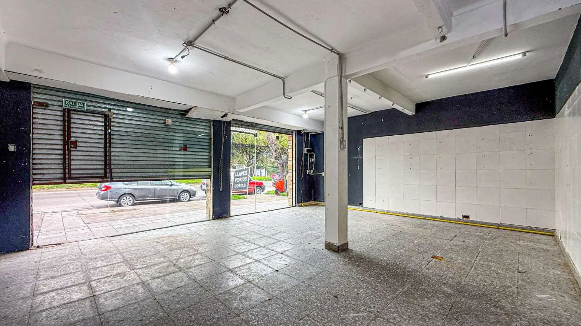 ALQUILO LOCAL COMERCIAL SOBRE AV.  ESTACIONAMIENTO foto 4
