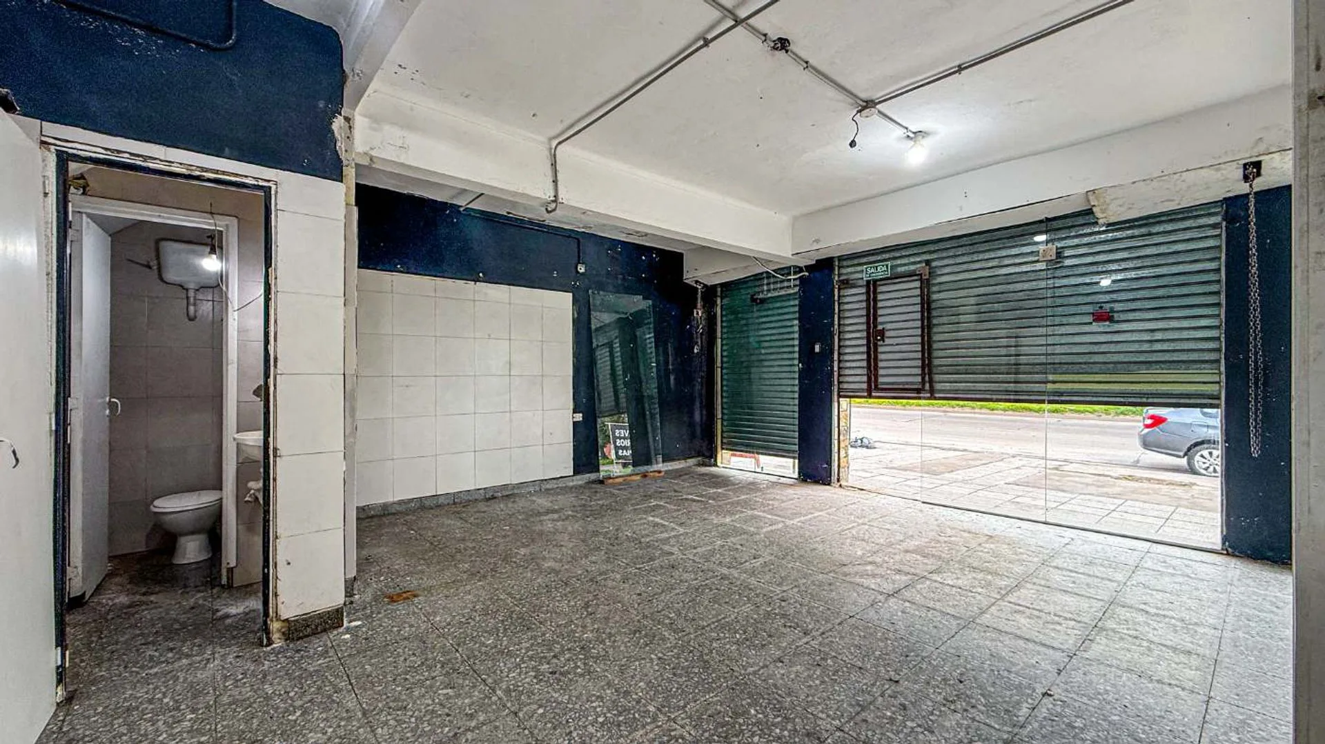 ALQUILO LOCAL COMERCIAL SOBRE AV.  ESTACIONAMIENTO foto 5