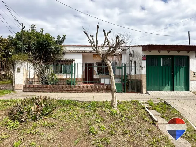 CASA EN VENTA MONTE GRANDE 4 AMBIENTES CON PARQUE