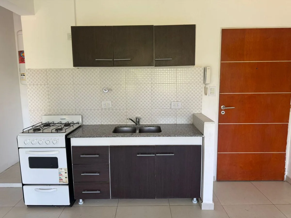 DEPARTAMENTO ALQUILER MORON GAS BALCON PROFESIONAL foto 2