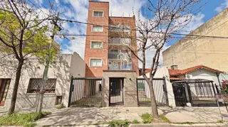 VENTA MODERNO DEPARTAMENTO 2 AMBIENTES CON COCHERA EN HAEDO NORTE. foto 1