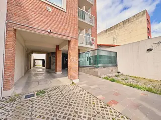 VENTA MODERNO DEPARTAMENTO 2 AMBIENTES CON COCHERA EN HAEDO NORTE. foto 2