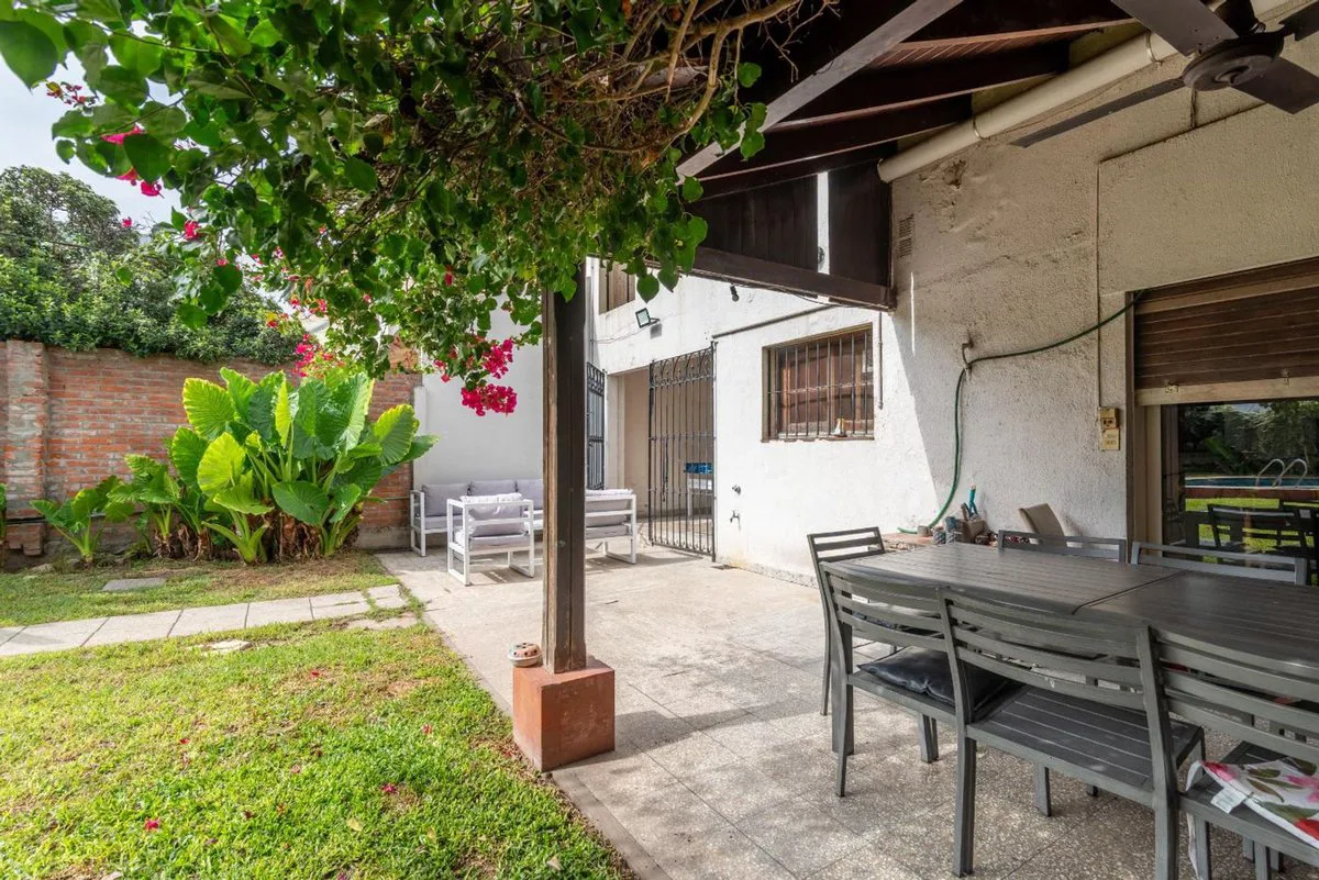 CASA 6 AMBIENTES VENTA LOMAS DE ZAMORA PILETA foto 4