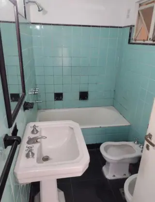 VENTA DE DEPARTAMENTO A RECICLAR. AL FRENTE. UBICACION ESTRATEGICA. foto 3