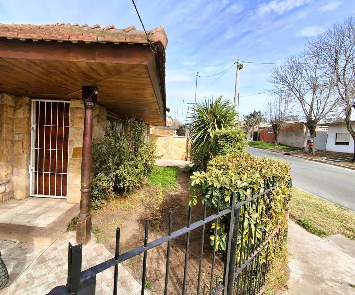 VENTA CASA 3 AMBIENTES CON GARAGE B. SAN MARTIN foto 3