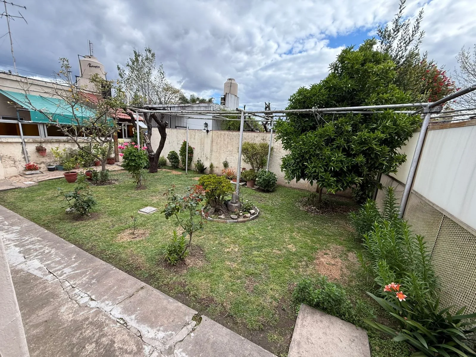 Venta Casa 4 ambientes con depto 3 ambientes en Morón. Financiacion foto 2
