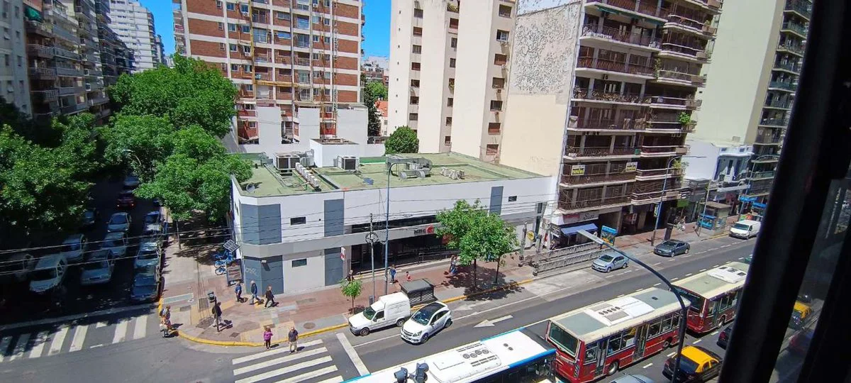 VENTA DEPTO 2 AMB CON BALCÓN Y BAULERA, FLORES. foto 2
