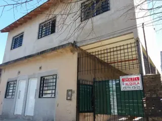 EXCELENTE PH PLANTA ALTA A ESTRENAR CON ENTREPISO, HABITACIÓN, COCINA COMEDOR Y BAÑO COMPLETO CON DUCHA. foto 1