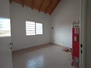 EXCELENTE PH PLANTA ALTA A ESTRENAR CON ENTREPISO, HABITACIÓN, COCINA COMEDOR Y BAÑO COMPLETO CON DUCHA. foto 3