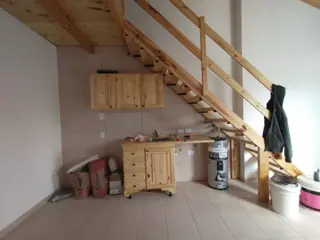 EXCELENTE PH PLANTA ALTA A ESTRENAR CON ENTREPISO, HABITACIÓN, COCINA COMEDOR Y BAÑO COMPLETO CON DUCHA. foto 4