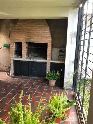 VENDO AMPLIA CASA CON GALPON IMPORTANTE EXCELENTE UBICACION foto 5