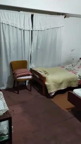 Casa de ideal de dos familias en dos plantas , Planta baja 3 amb. con Garaje jardín, fondo terraza, PA. departamento de dos ambientes. Superficie terr foto 3