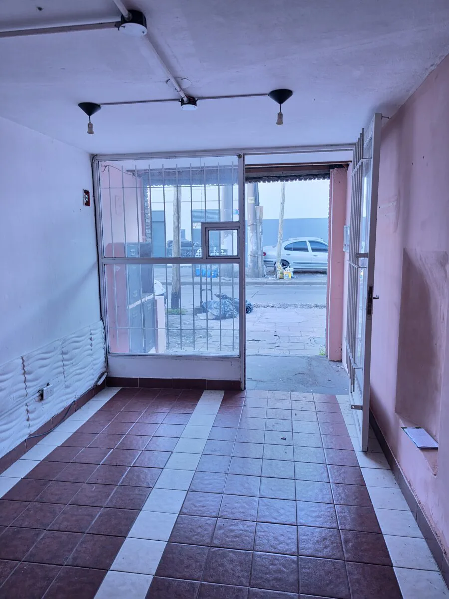 OPORTUNIDAD COMERCIAL! Local en alquiler a solo una cuadra de la Rotonda de San Justo. foto 5