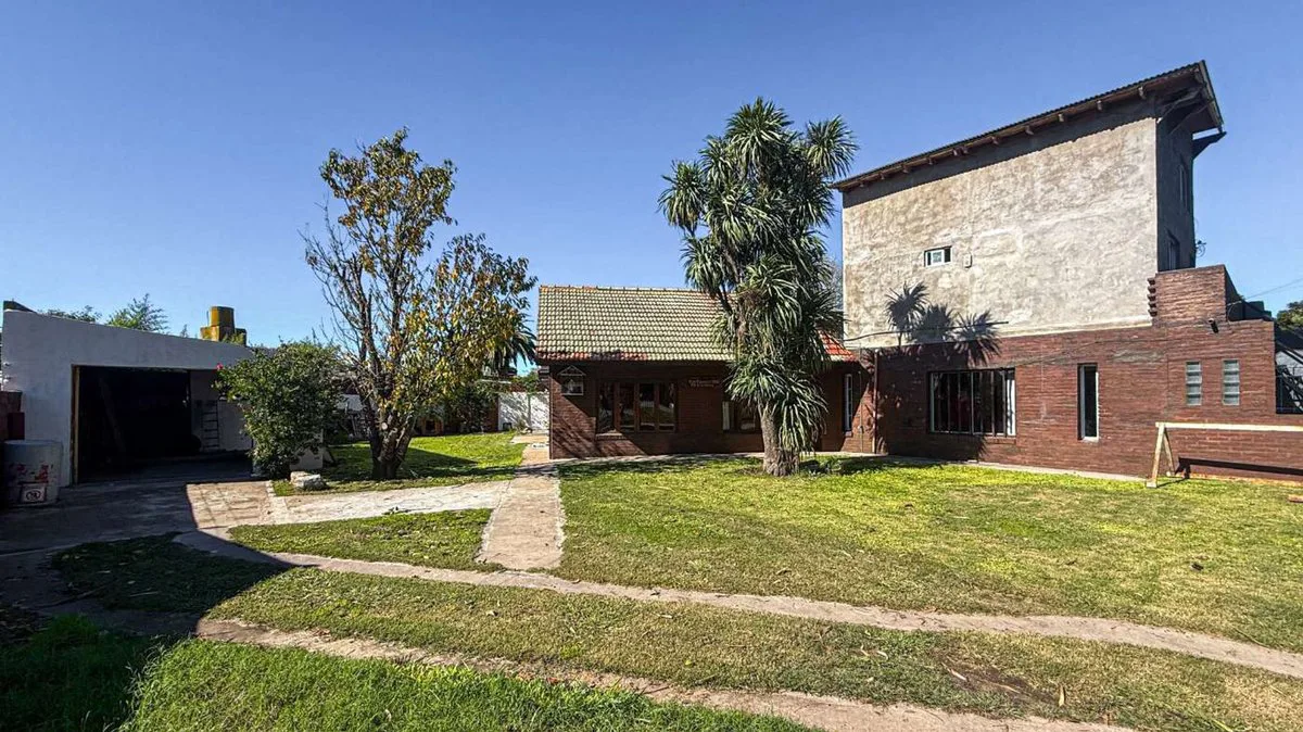 VENTA CASA 5 AMBIENTES COCHERA Y PARQUE + DEPTO foto 2