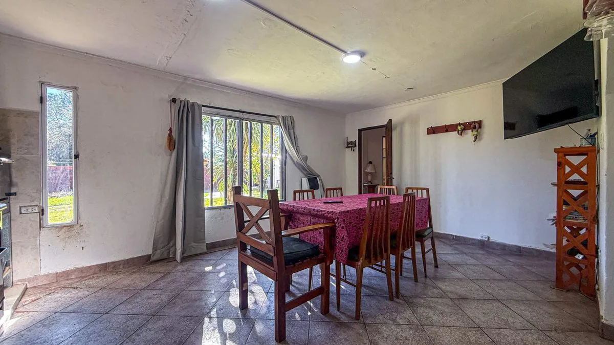 VENTA CASA 5 AMBIENTES COCHERA Y PARQUE + DEPTO foto 3