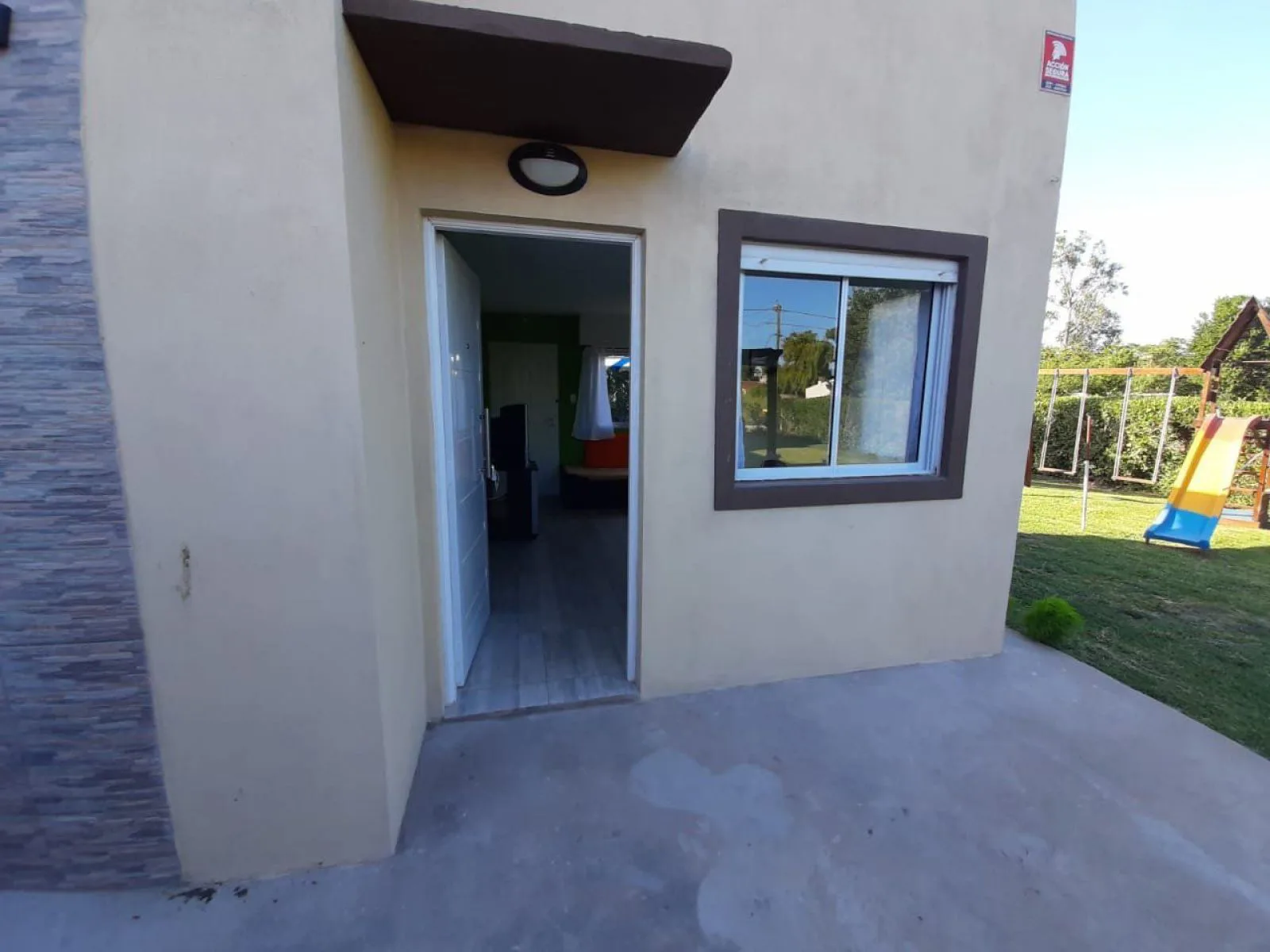 Alquiler temporario cabaña 2 ambientes Miramar. Barrio Parquemar foto 2