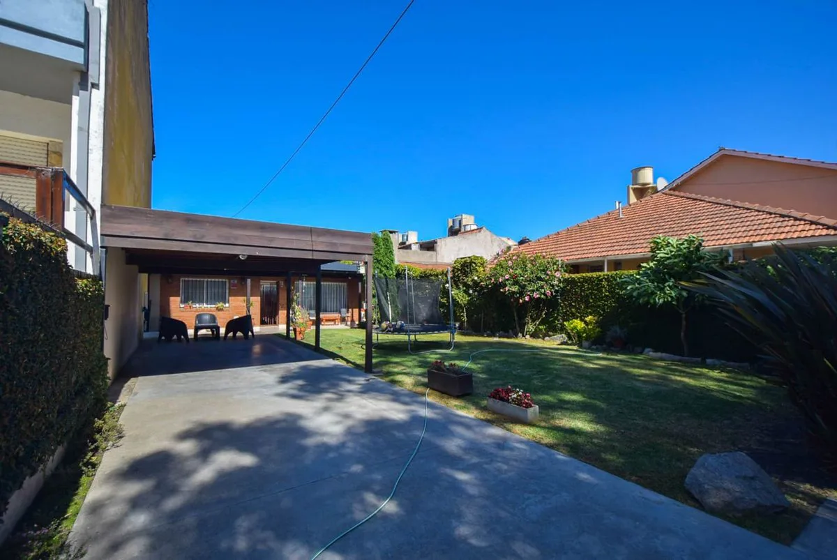 CASA 4 AMBIENTES CON GRAN PARQUE TOMA PERMUTA
