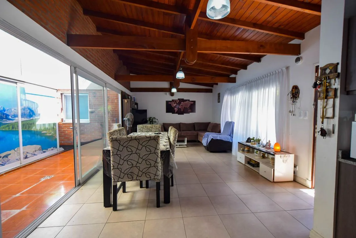 CASA 4 AMBIENTES CON GRAN PARQUE TOMA PERMUTA foto 2
