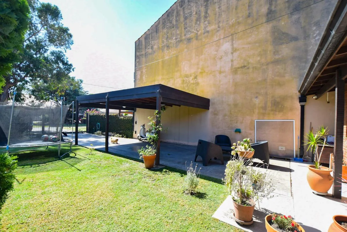 CASA 4 AMBIENTES CON GRAN PARQUE TOMA PERMUTA foto 3