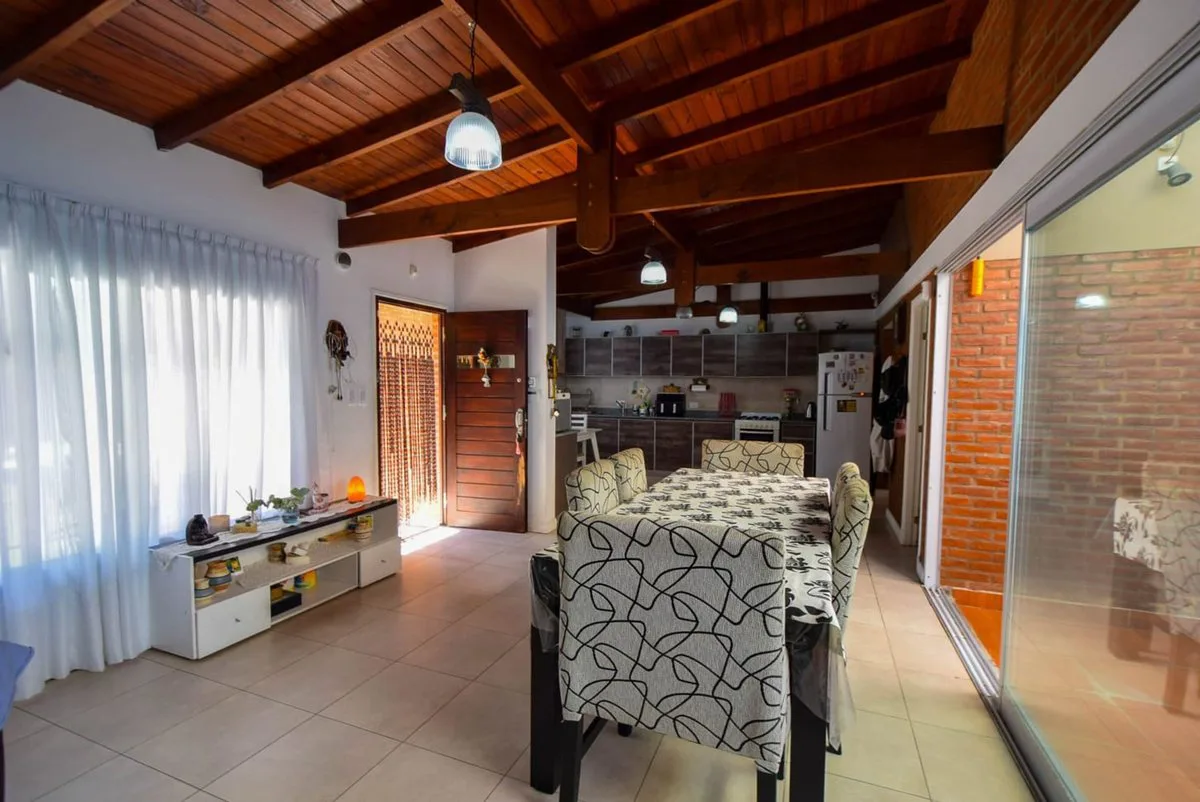 CASA 4 AMBIENTES CON GRAN PARQUE TOMA PERMUTA foto 4