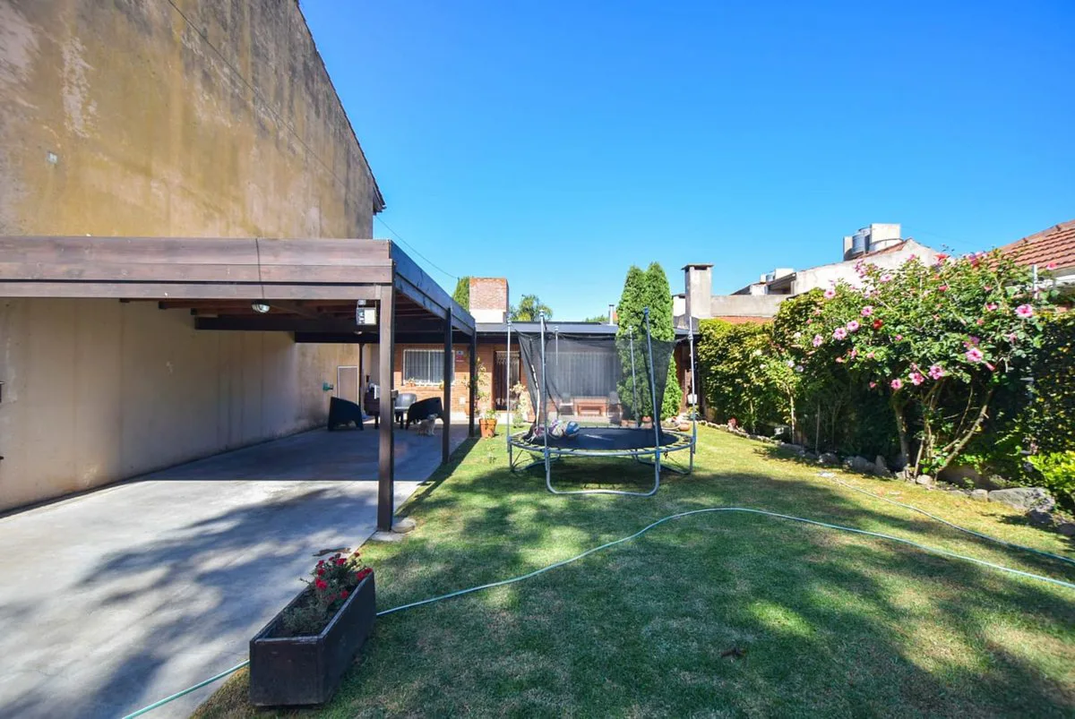 CASA 4 AMBIENTES CON GRAN PARQUE TOMA PERMUTA foto 5