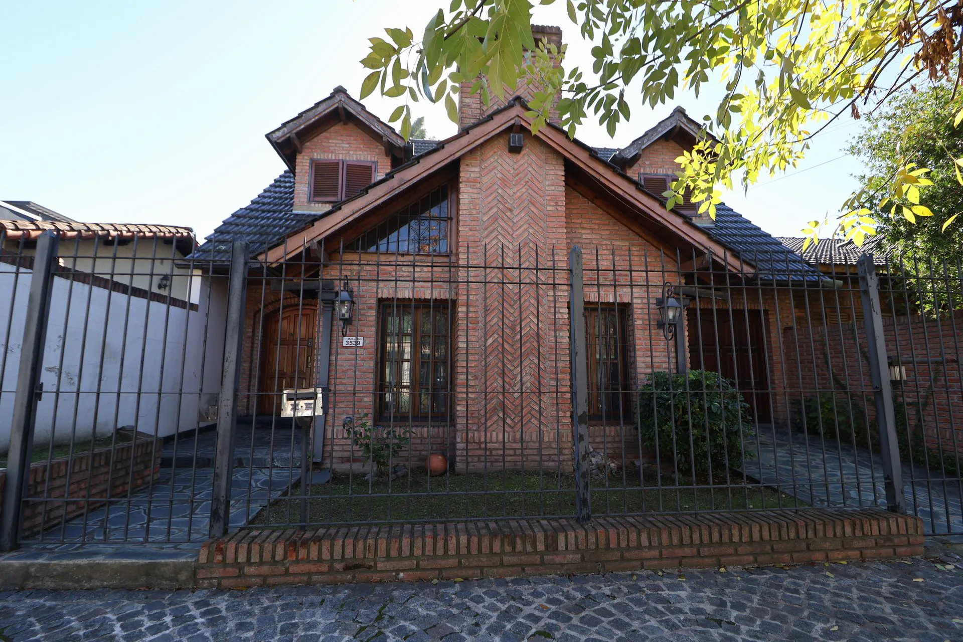 Casa Venta 5 Ambientes Castelar Con Pileta foto 2