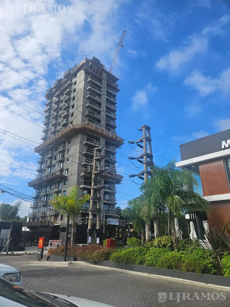 Departamento de 2 AMB   balcón con parrilla y vista al frente en venta en Brickell Joven. foto 3