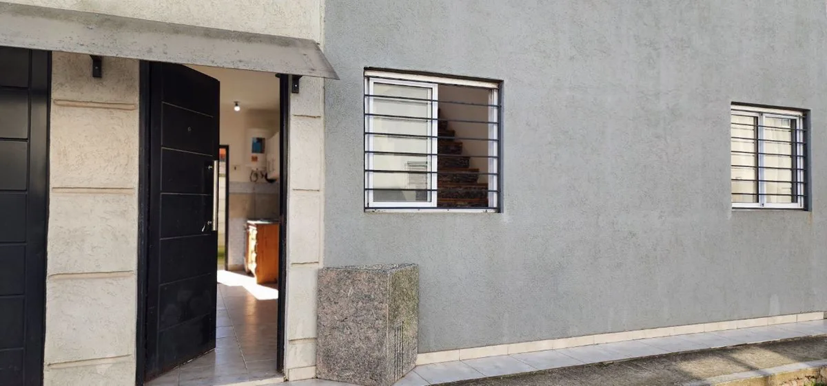 Venta depto. duplex 2 amb. patio villa de Mayo foto 2