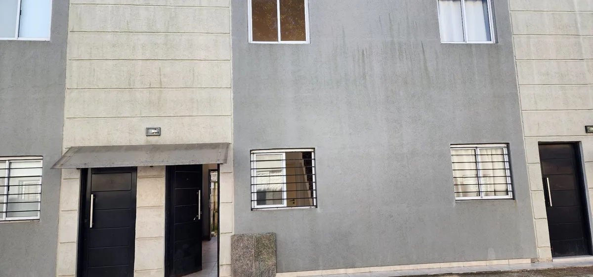 Venta depto. duplex 2 amb. patio villa de Mayo foto 3