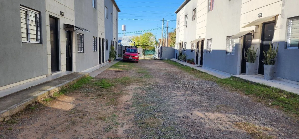 Venta depto. duplex 2 amb. patio villa de Mayo foto 4