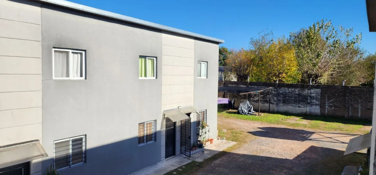 Venta depto. duplex 2 amb. patio villa de Mayo foto 5