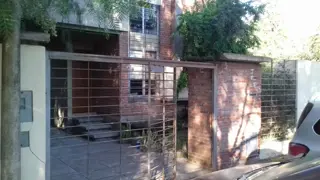 EXCELENTE CASA EN FUNES. 2 DORMITORIOS. PISCINA. QUINCHO. COCHERA. foto 5
