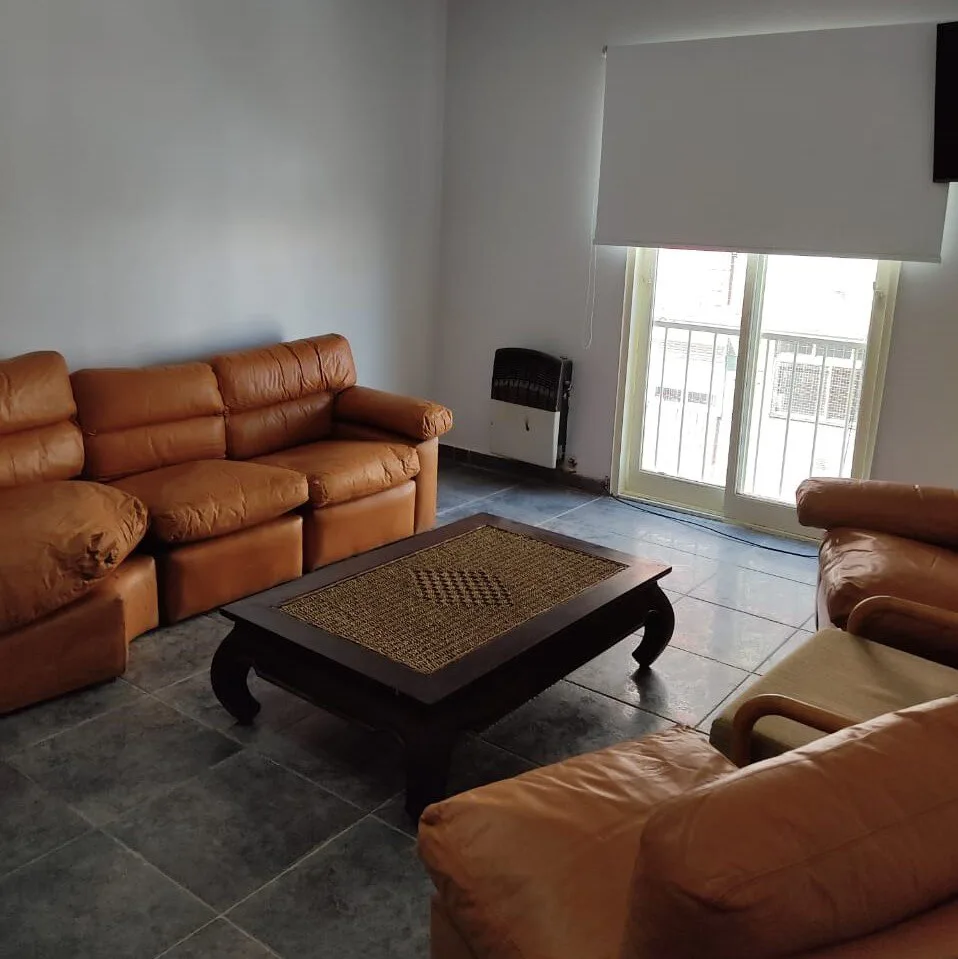 Caballito, Campichuelo 200, 4 amb, u$s 1,200 + expensas ( $ 170,000) + servicios. 6px.