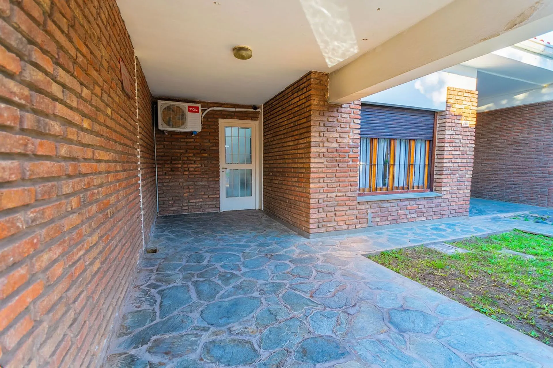 CASA DOS DORMITORIOS, COCHERA Y PATIO EN CANDIOTI foto 3