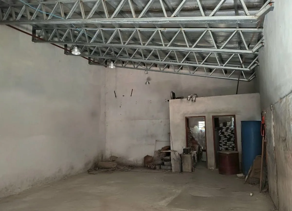 Venta Galpón lote 10 x 30 Barrio Guemes Moreno foto 3