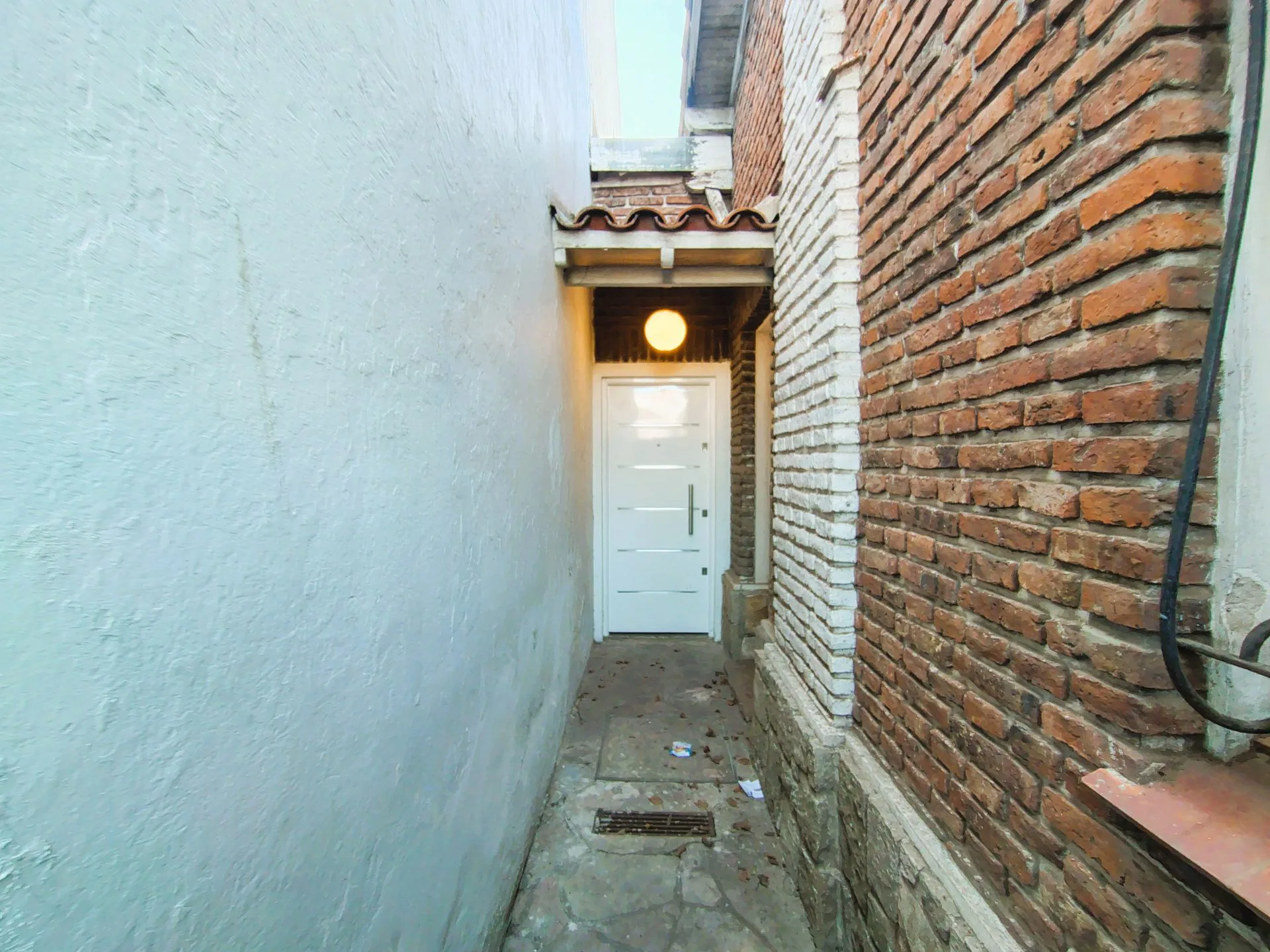 VENTA CASA A REFACCIONAR, CON FONDO LIBRE QUILMES foto 2
